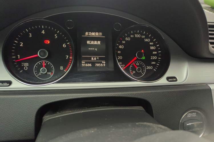 Used Volkswagen Magotan 2015 1.8TSI Advanced Model Odometer Close Up