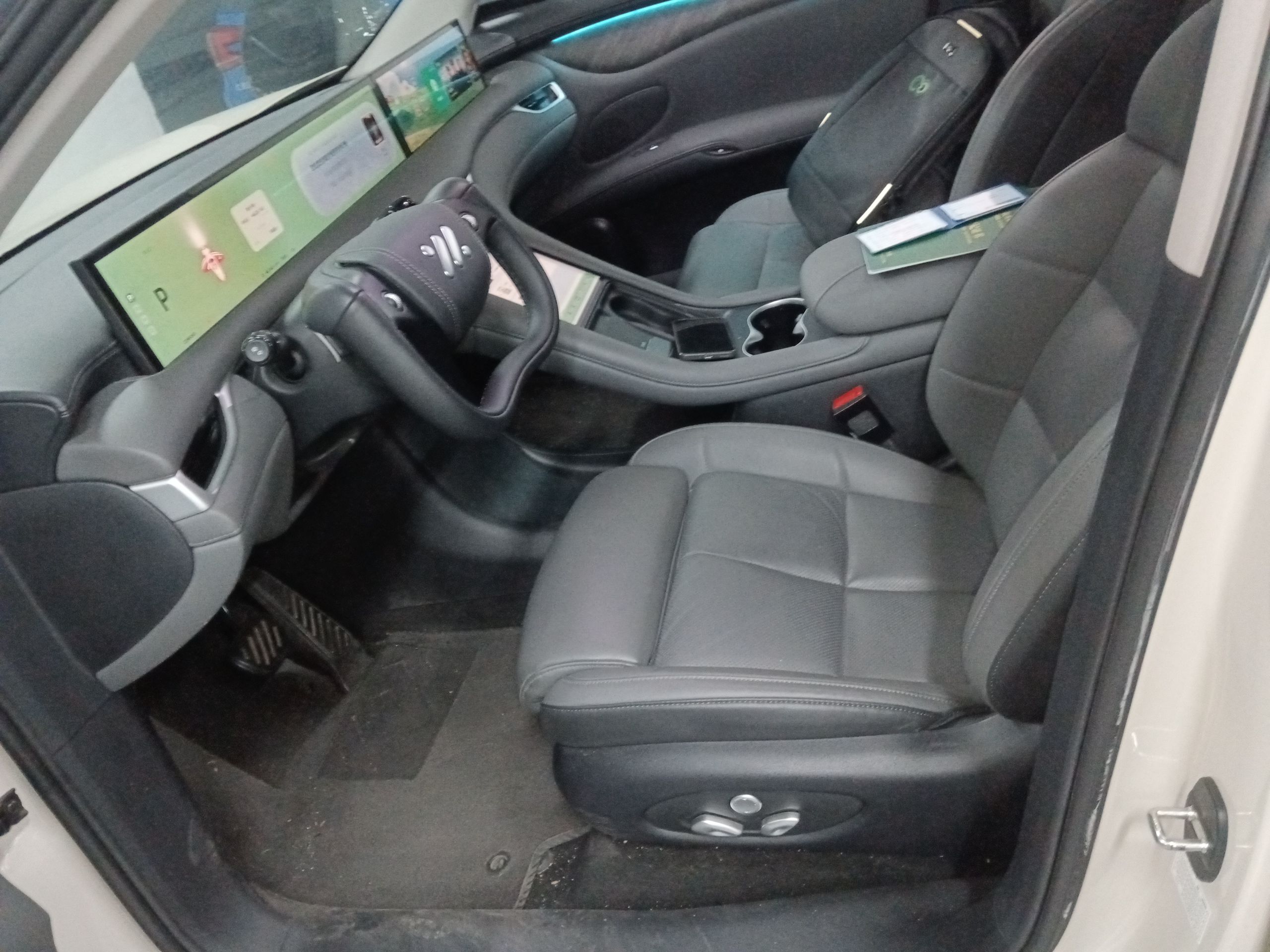 المقاعد الأمامية داخل السيارة