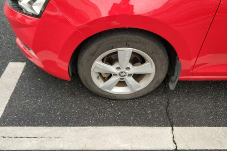 Used Skoda Rapid Spaceback 2018 1.6L Automatic Comfort Edition Left Front Wheel Hub