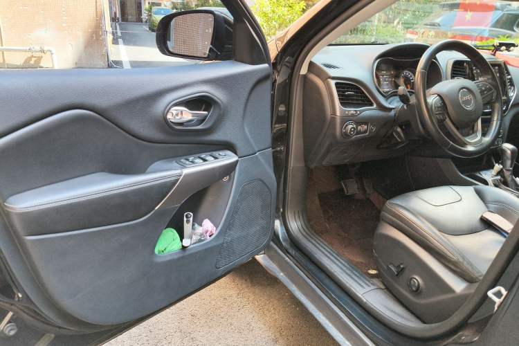 Used Jeep Cherokee 2019 2.0T 2WD Enjoyment Edition China V