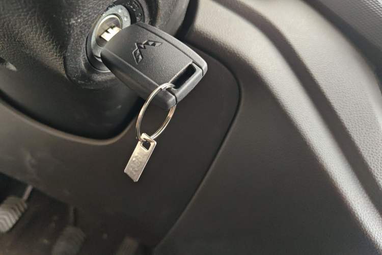 Used Wuling Hongguang V 2022 1.5L Jingqu Edition Enclosed-Window Vehicle with Hydraulic Power Steering LAR