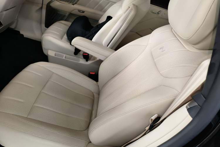 Used ONVO Luxeed L90 2025 Model—Max Six-Seater Version Left Rear Seat