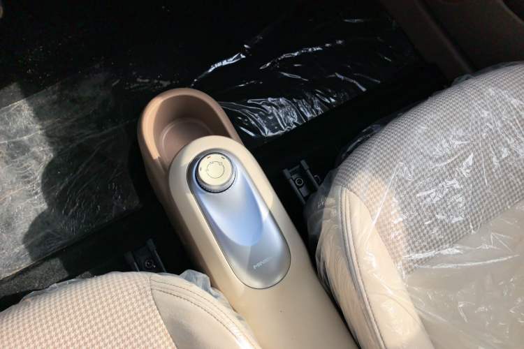 Used Wuling Hongguang MINIEV 2025 Four-Door Version Advanced Edition Gear Lever