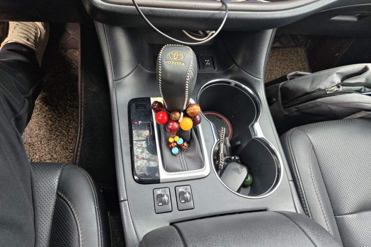 Used Toyota Highlander 2015 2.0T Four-Wheel Drive Luxury Edition 7-Seater Gear Lever