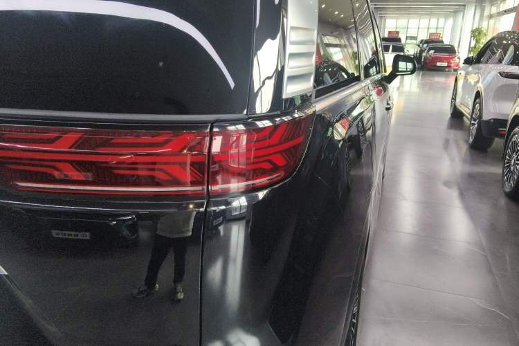 Used Denza D9 2022 DM-i 970 Four-Wheel Drive Prestige Model Right Rear Taillight