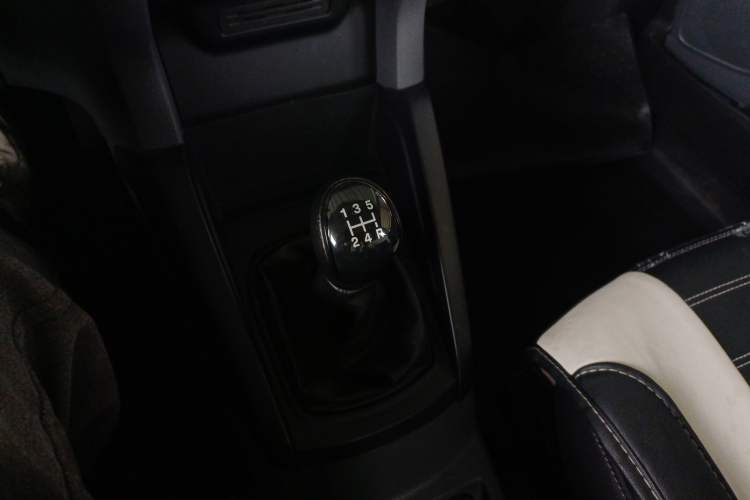 Used Ford EcoSport 2013 1.5L Manual Comfort Model Gear Lever