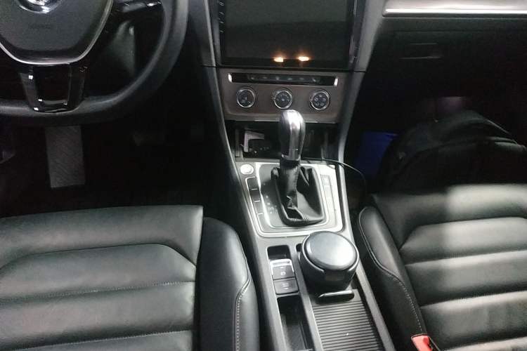 Used Volkswagen Golf 2015 1.4TSI Automatic Luxury Model Gear Lever