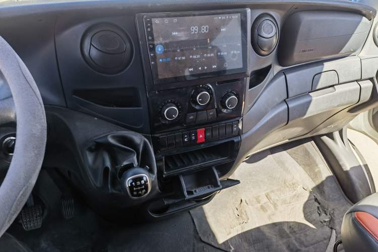 Used Iveco Eurocargo 2021 2.0T Manual Super Rui Long Wheelbase Short Overhang High Roof Side-Sliding Door F1A Audio And AC Panel