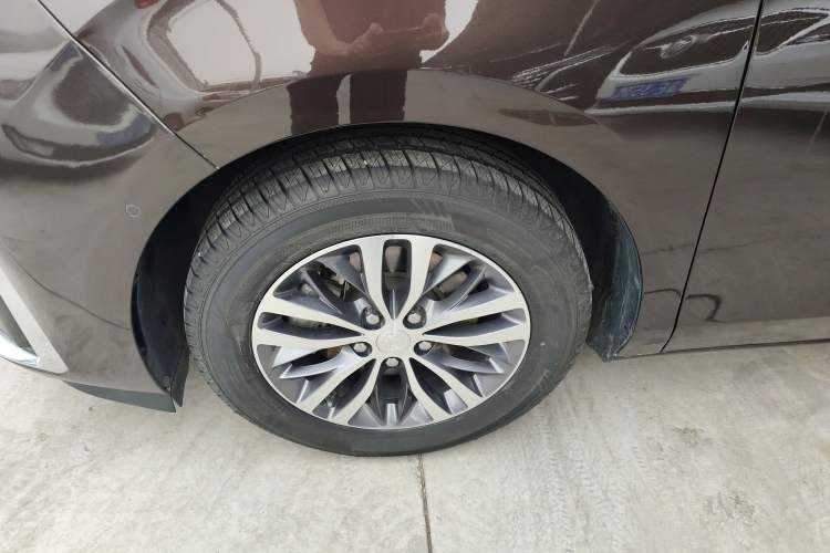 Used Buick GL8 2021 ES Land Cruiser 653T Luxury Edition Left Front Wheel Hub