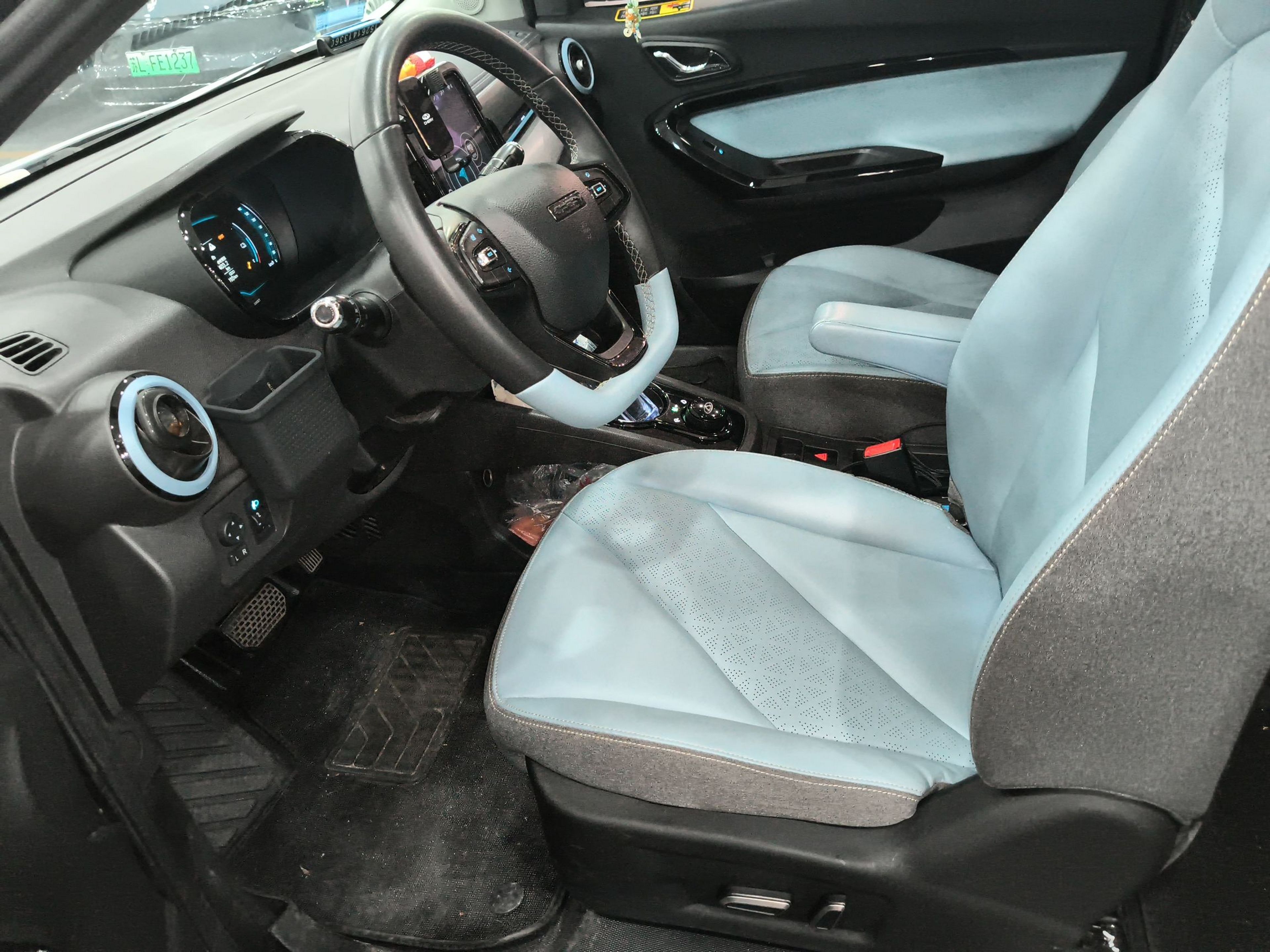 المقاعد الأمامية داخل السيارة