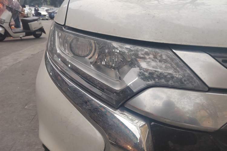 Used Mitsubishi Outlander 2019 2.0L Two-Wheel Drive Comfort Edition 5 Seats China VI Standard Right Front Headlight