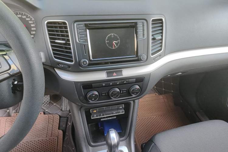 Used Volkswagen Sharan 2016 380TSI Comfort Edition 7-Seater Audio And AC Panel