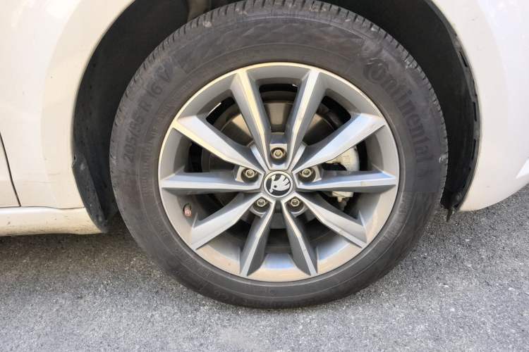 Used Skoda Octavia 2022 1.5L Automatic Comfort Edition Right Front Wheel Hub