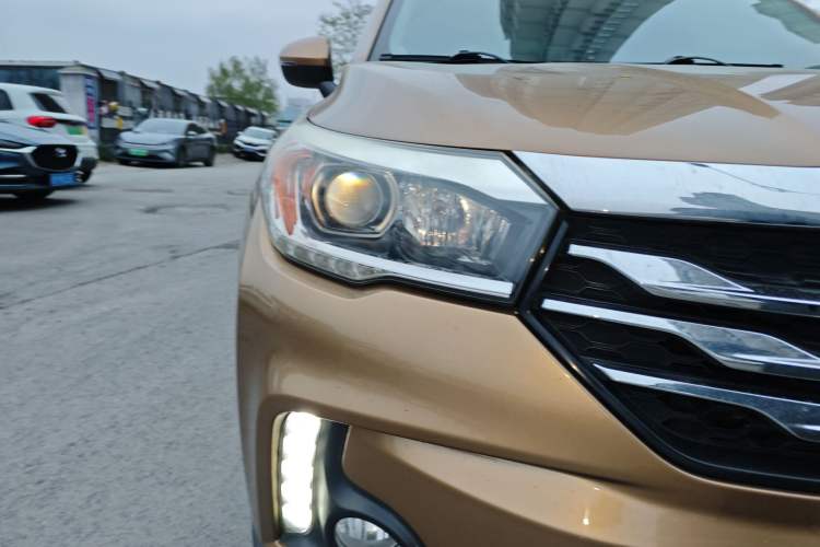 Used GAC Trumpchi GS4 2017 235T Manual Two-Wheel Drive Luxury Edition Right Front Headlight