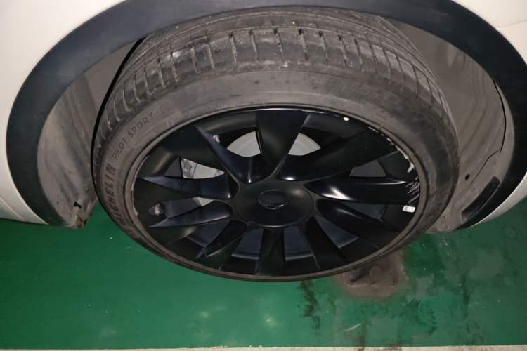 Used Tesla Model Y 2021 Long-Range All-Wheel-Drive Version 3D7 Right Front Wheel Hub