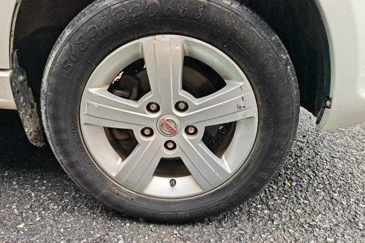 Used Jinbei Gold Hiace 2023 1.5L Passenger Van Travel Lion 5/6/7-Seater with Central Air Conditioning
