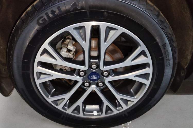 Used Ford Escape 2020 EcoBoost 245 Four-Wheel Drive Titanium Edition Right Rear Wheel Hub