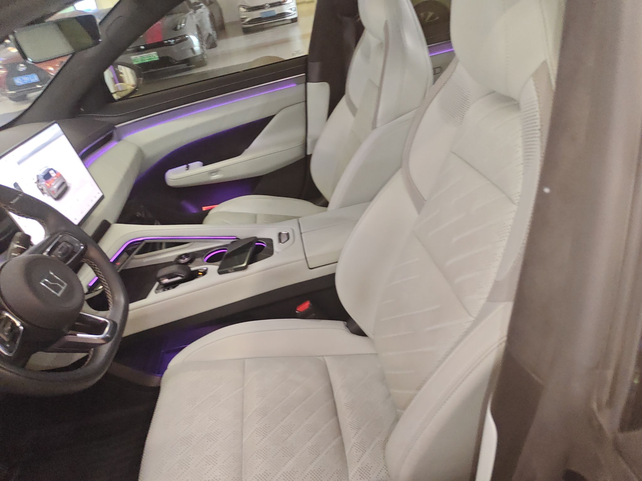 المقاعد الأمامية داخل السيارة