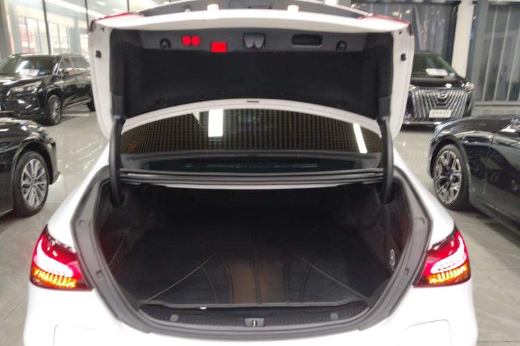 Used Mercedes-Benz E-Class New Energy 2022 Restyled E 350 e L Plug-in Hybrid Sedan Trunk