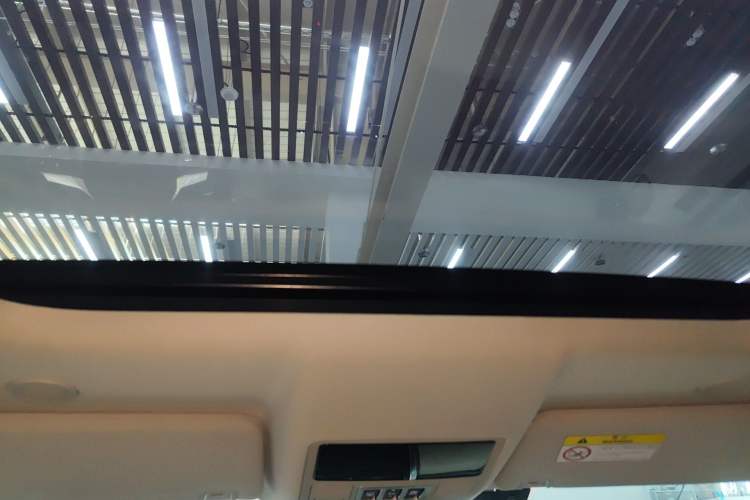 Used Land Rover Discovery 2023 Revised Version 360 PS R-Dynamic S Headliner