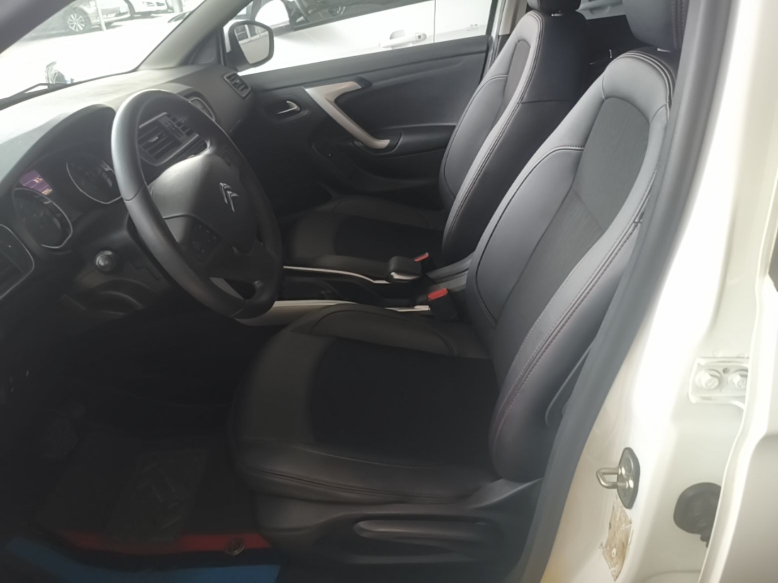 Vordere Reihe im Auto