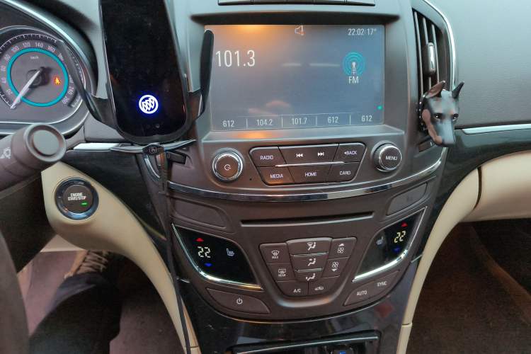 Used Buick Regal 2014 2.0L Elite Fashion Edition Audio And AC Panel