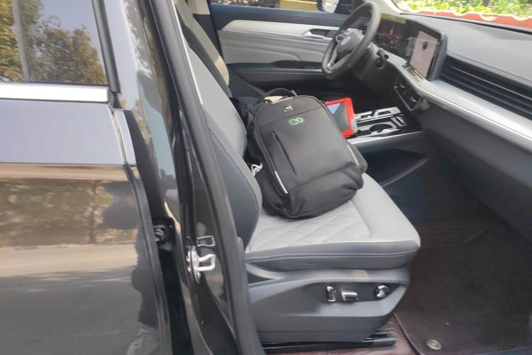 Used Volkswagen Tavendor 2024 Facelifted 380TSI All-Wheel Drive R-Line Cruise Premium Edition
