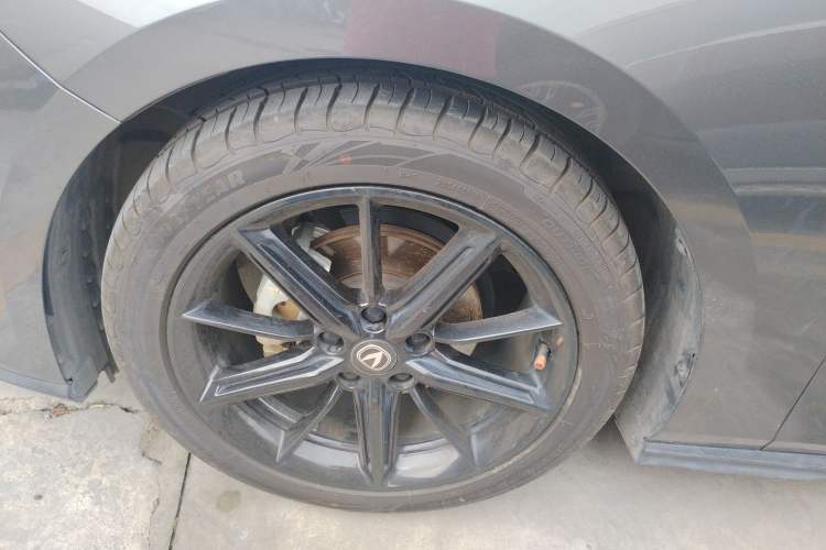 Used CHANGAN UNI-V 2022 1.5T Prestige Version Left Front Wheel Hub