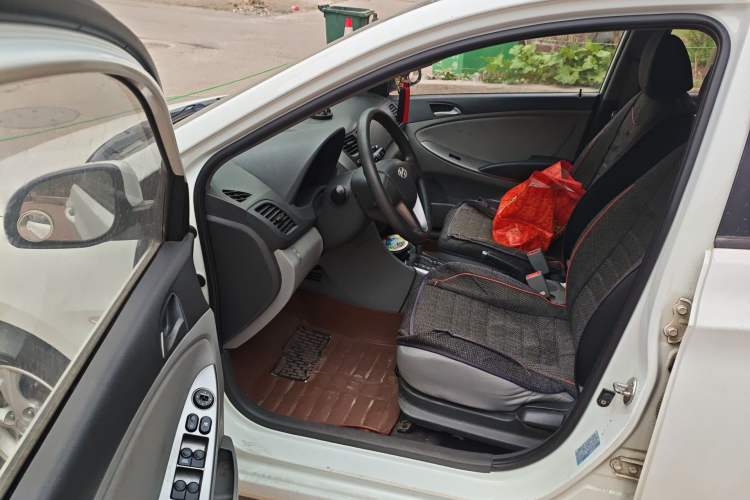 Used Hyundai Verna (older generation) 2014 1.4L Automatic Smart GLS Driver Seat