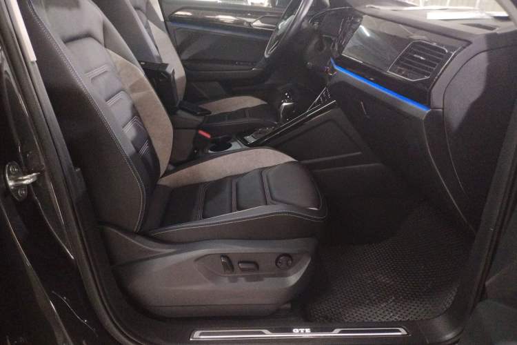 Used Volkswagen Tayron GTE Plug-in Hybrid 2022 1.4T Luxury Edition Right Front Seat