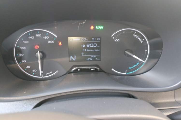 Used Wuling Hongguang New Energy 2024 All-Electric Model 300KM Standard Version Odometer Close Up