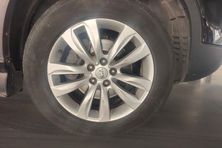 Used Kia Sorento 2012 2.4L Gasoline Luxury Edition Right Front Wheel Hub