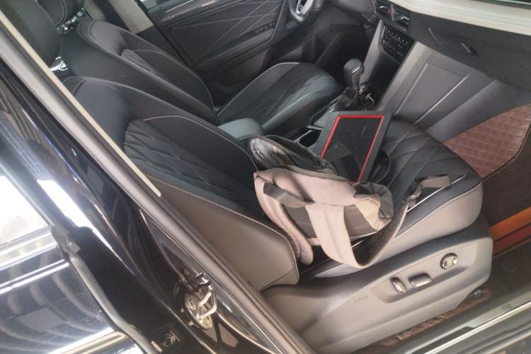 Used Volkswagen Tiguan L 2024 330TSI Automatic Two-Wheel Drive R-Line Enhanced Edition Right Front Seat