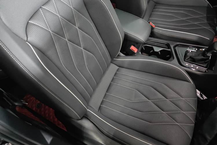 Used Volkswagen Tiguan L 2023 330TSI Automatic Two-Wheel Drive R-Line Enjoyment Edition
