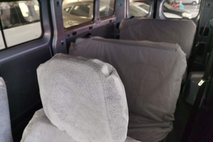 Used Wuling Yangguang 2024 300KM Comfort Version Passenger Van 75kW