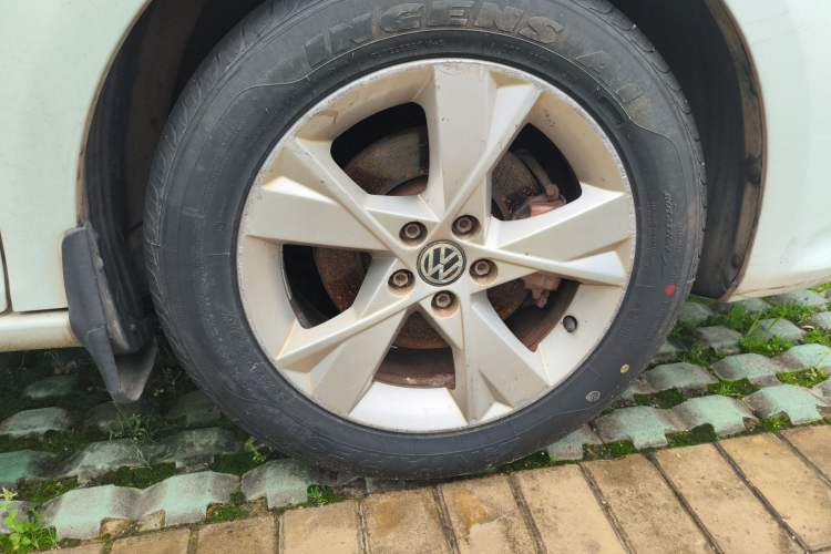 Used Volkswagen Bora 2013 1.4T Automatic Comfort Model Right Front Wheel Hub