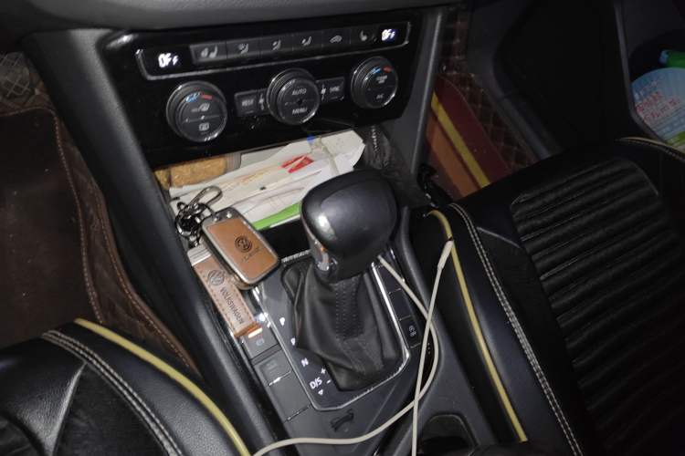 Used Volkswagen Tiguan L 2018 330TSI Automatic Two-Wheel Drive Luxury Edition Gear Lever