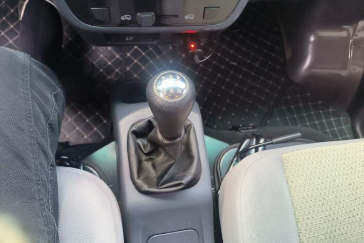 Used Jinbei Hiace X30 2023 1.5L Super-Comfortable Passenger Van 5/6/7-Seater Non-Air-Conditioned Version Model SWC15M