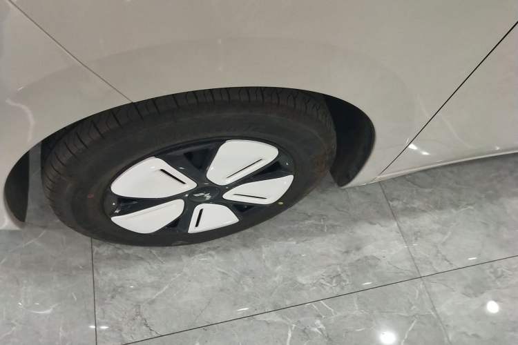 Used Wuling Hongguang MINIEV 2025 Four-Door Version Zhenxiang+ Edition Left Front Wheel Hub