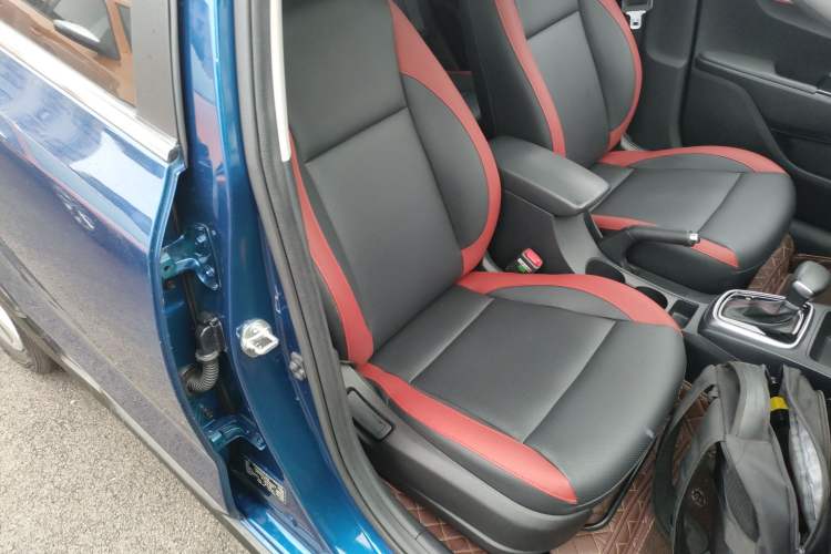 Used Kia KX Cross 2017 1.4L AT GLS Right Front Seat