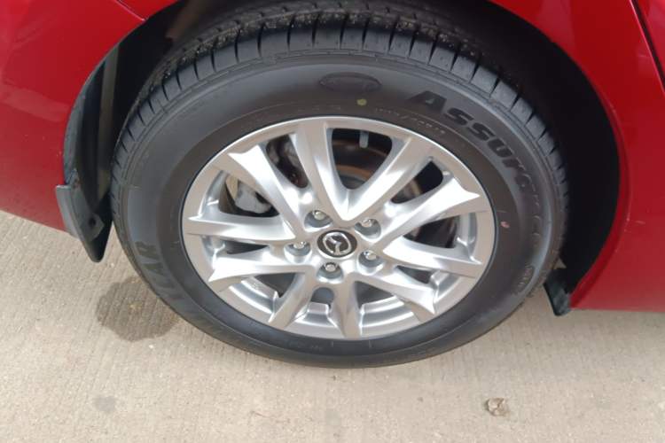 Used Mazda 3 Axela 2016 Sedan 1.5L Automatic Luxury Model Exterior 5