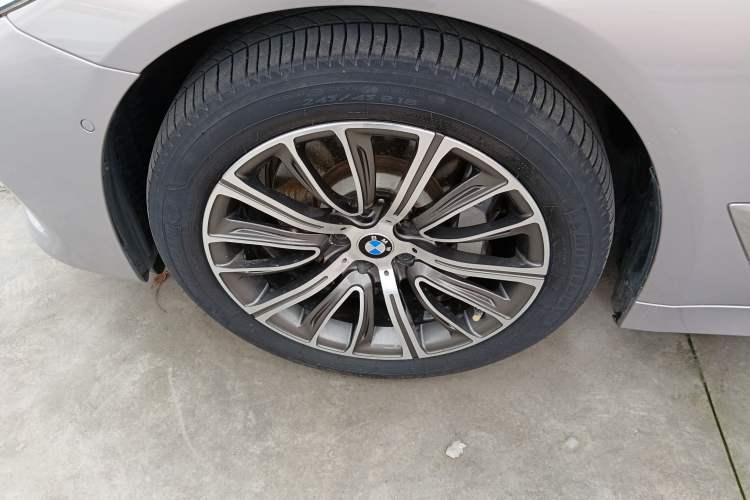 Used BMW 5 Series 2018 Revised Version 530Li Leading Edition Luxury Package Left Front Wheel Hub