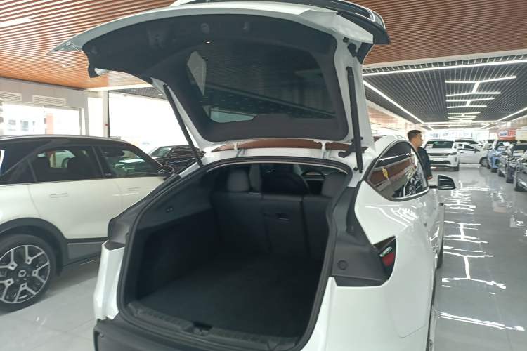 Used Tesla Model Y 2025 Long-Range All-Wheel-Drive Version
