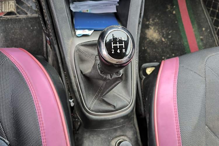 Used Chevrolet Aveo Sonic 2014 Sedan 1.4 SL MT Comfort Edition Gear Lever