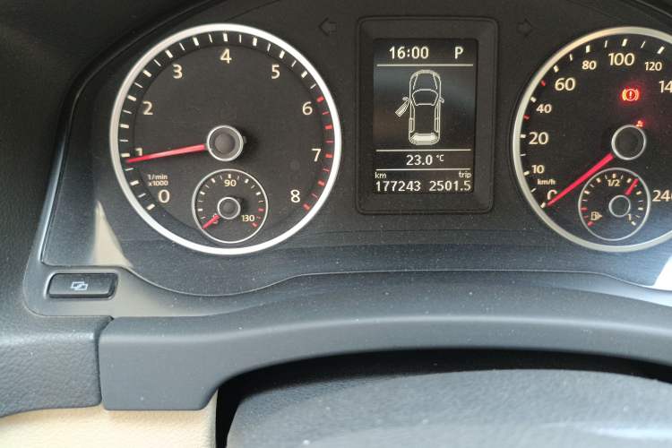 Used Volkswagen Tiguan 2010 1.8 TSI Automatic Two-Wheel Drive Urban Edition Odometer Close Up