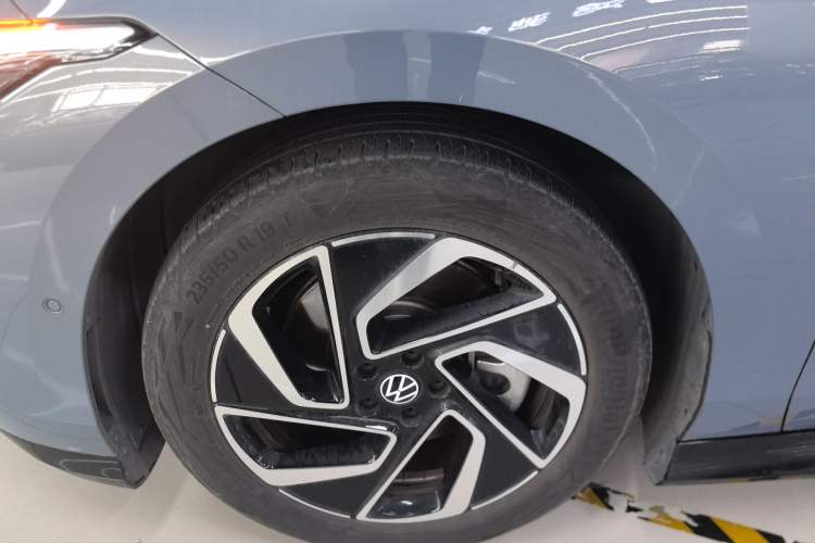 Used Volkswagen ID.7 VIZZION 2024 PRO Model Left Front Wheel Hub