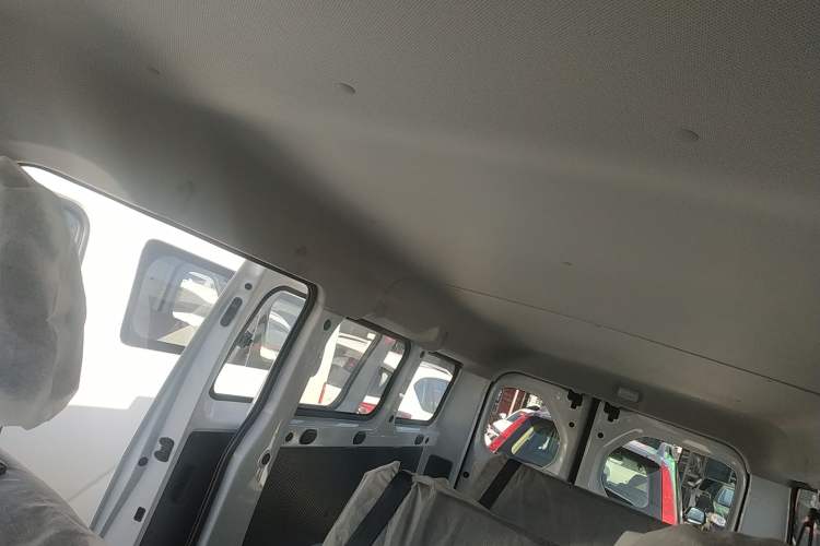 Used Wuling Yangguang 2024 300KM Comfort Version Passenger Van 75kW