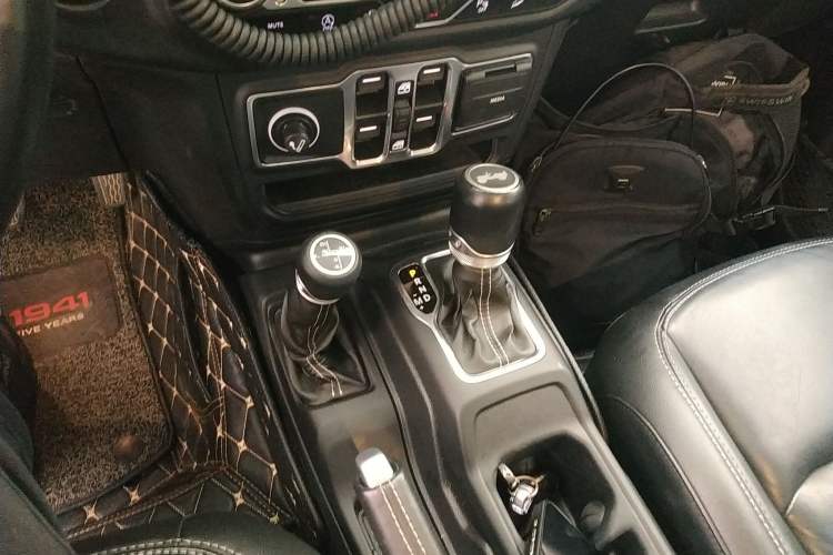 Used Jeep Wrangler 2019 2.0T Sahara Four-Door Version China VI Emission Standard