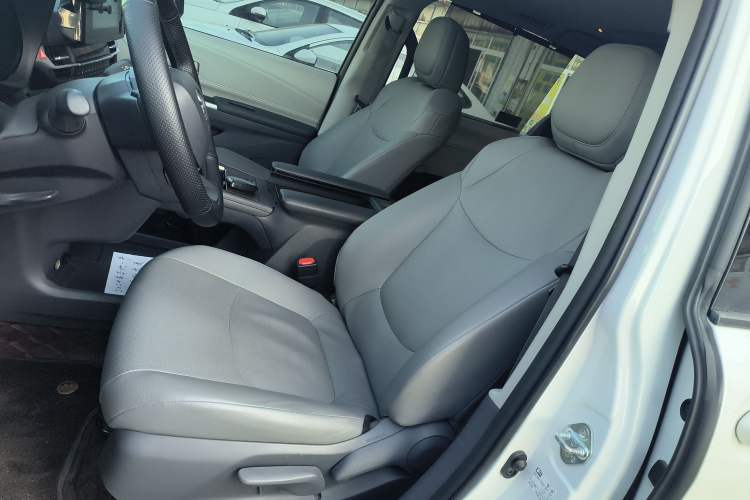 Used Toyota Granvia 2023 2.5L Hybrid Comfort Edition
