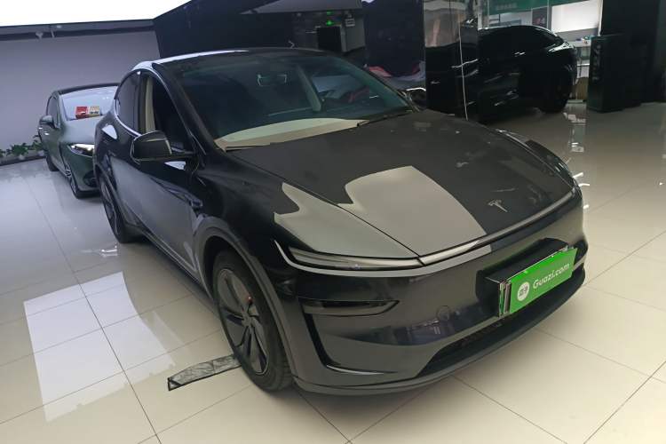 Used Tesla Model Y 2025 Long-Range All-Wheel-Drive Version Front Right 45 Deg